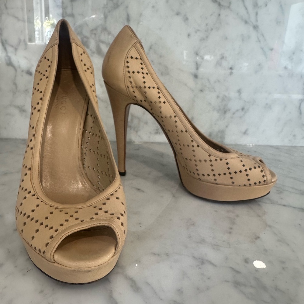 Gucci nude peep toe pumps. Size 36